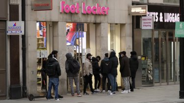 Reino Unido podría comenzar a vacunar contra el coronavirus el lunes