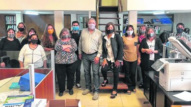 Carreras concurrió a Economía para reunirse y “felicitar” al equipo económico. Se reunió también con el personal de la Tesorería. Foto: Marcelo Ochoa.