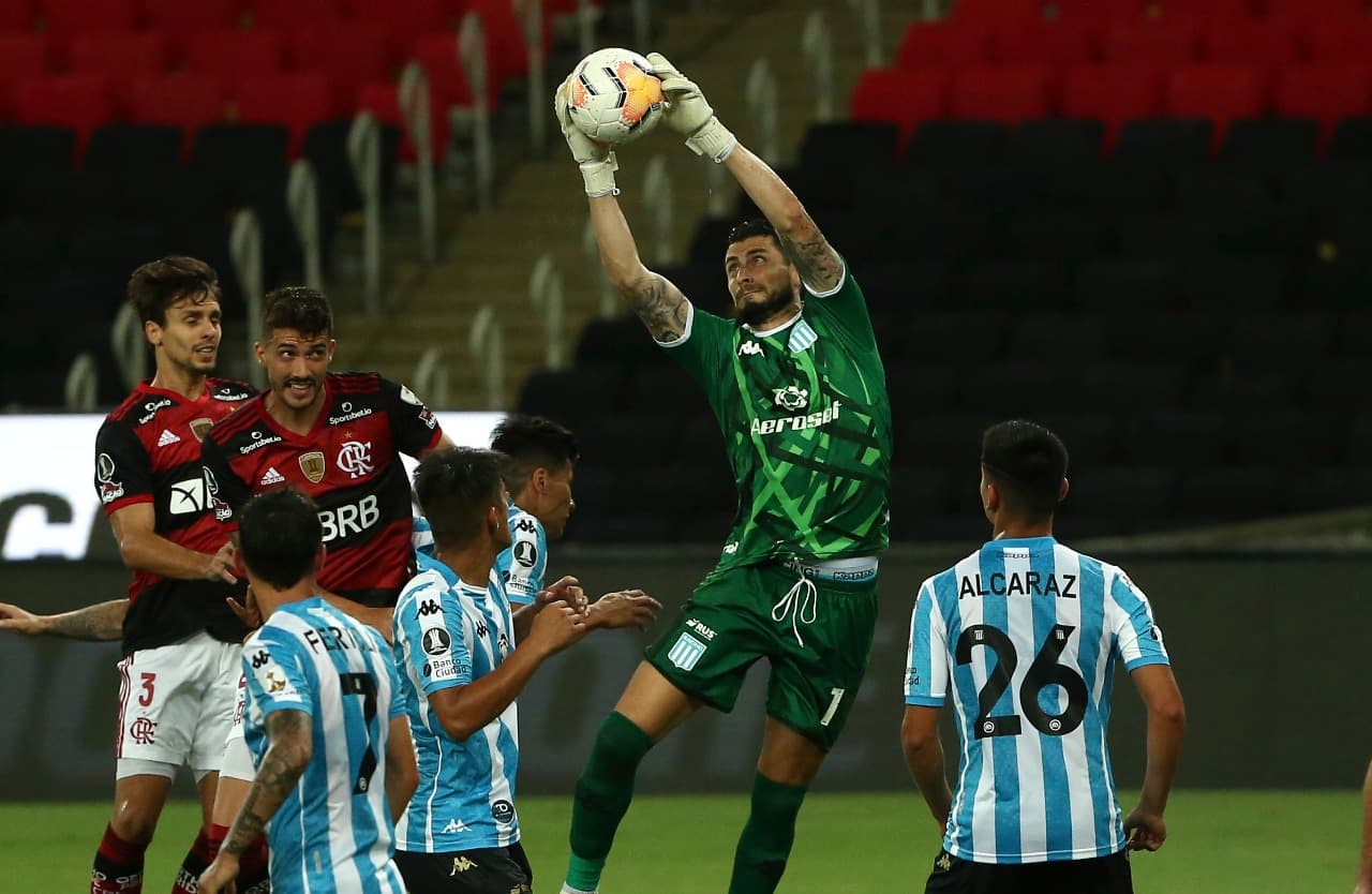 Gabriel Arias hizo de todo para evitar goles de Flamengo y aguantó 93 minutos. En los penales también fue determinante y Racing clasificó. 
