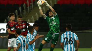 Gabriel Arias hizo de todo para evitar goles de Flamengo y aguantó 93 minutos. En los penales también fue determinante y Racing clasificó. 