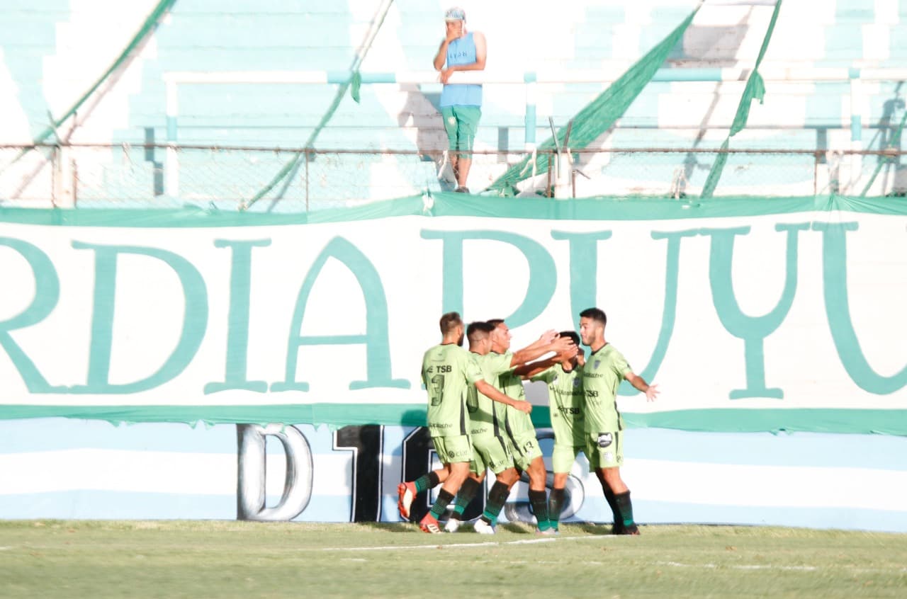 Cipo festejó el gol de Aguirre que sirvió para un empate valioso. (Foto: Daniel Arias Diario de Cuyo)
