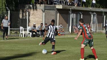 Atenta mirada de Raggio y su equipo. Sillas de plástico y barbijo en el predio 15 de Octubre. Foto: Juan Thomes 