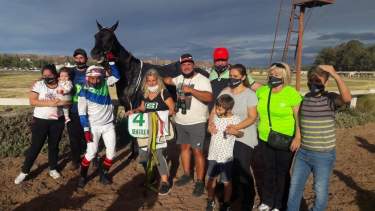 Festejo familiar para un triunfo que siempre quedará en el recuerdo. Foto: Sandro Hocquart. 
