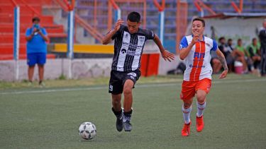 Santiago Jara va contra Sebastián Olmos.  Cipolletti y Roca brindaron un lindo partido pero no se sacaron ventajas. Foto: Juan José Thomes. 