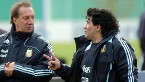 Bilardo aún no sabe que murió Maradona: «Veo muchas banderas de Diego, ¿qué pasa?»