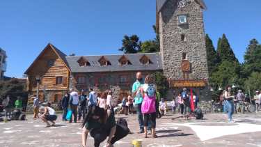 Una mañana de sol acompañó la repintada de pañuelos en el Centro Cívico.