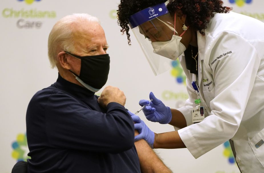 El presidente electo recibe la vacuna de manos de una enfermera. Foto: Joshua Roberts para AFP.-