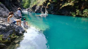 Entre los altos paredones corre encajonado el río Azul. Aquí, los espectaculares pozones de El Paraíso. Foto: Emiliano Becerra. 
