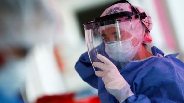 El personal médico se mantiene activo, a pesar de la baja de casos en el país.-