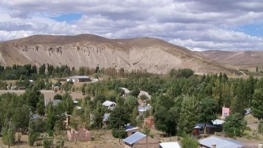 Las Coloradas, se encuentra a 320 km de Neuquén capital. 