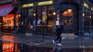 Suba de casos y mutación del coronavirus obliga a cerrar parte de Londres