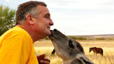 Mimos y mates. Marcelo Veggia en la Línea Sur rionegrina. También iba a recibir a canadienses, alemanes y hasta a una pareja de estadounidenses que se iban a casar durante el eclipse. En total iban a ser 400 extranjeros.