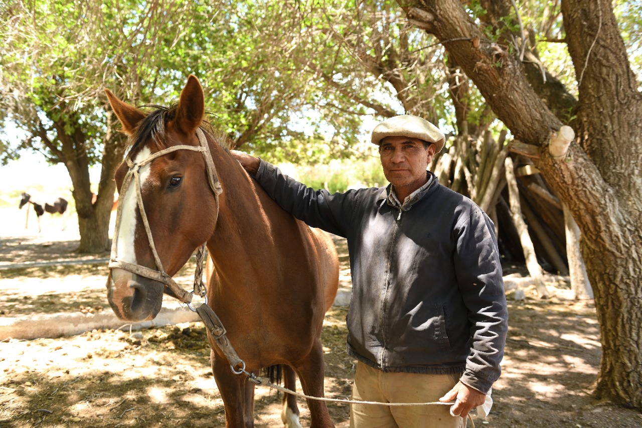 Joaquín Pichimil en el campo de la Línea Sur rionegrina, a 25 km de El Cuy. Foto: Alejandro Carnevale.