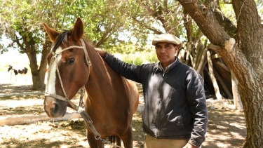 Joaquín Pichimil en el campo de la Línea Sur rionegrina, a 25 km de El Cuy. Foto: Alejandro Carnevale.