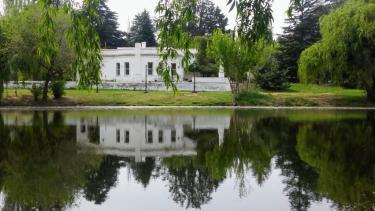 Los actos de egresados se realizarán en el predio de la Casa Museo Doctor Plottier.  Foto: Facebook @casamuseodrplottier 