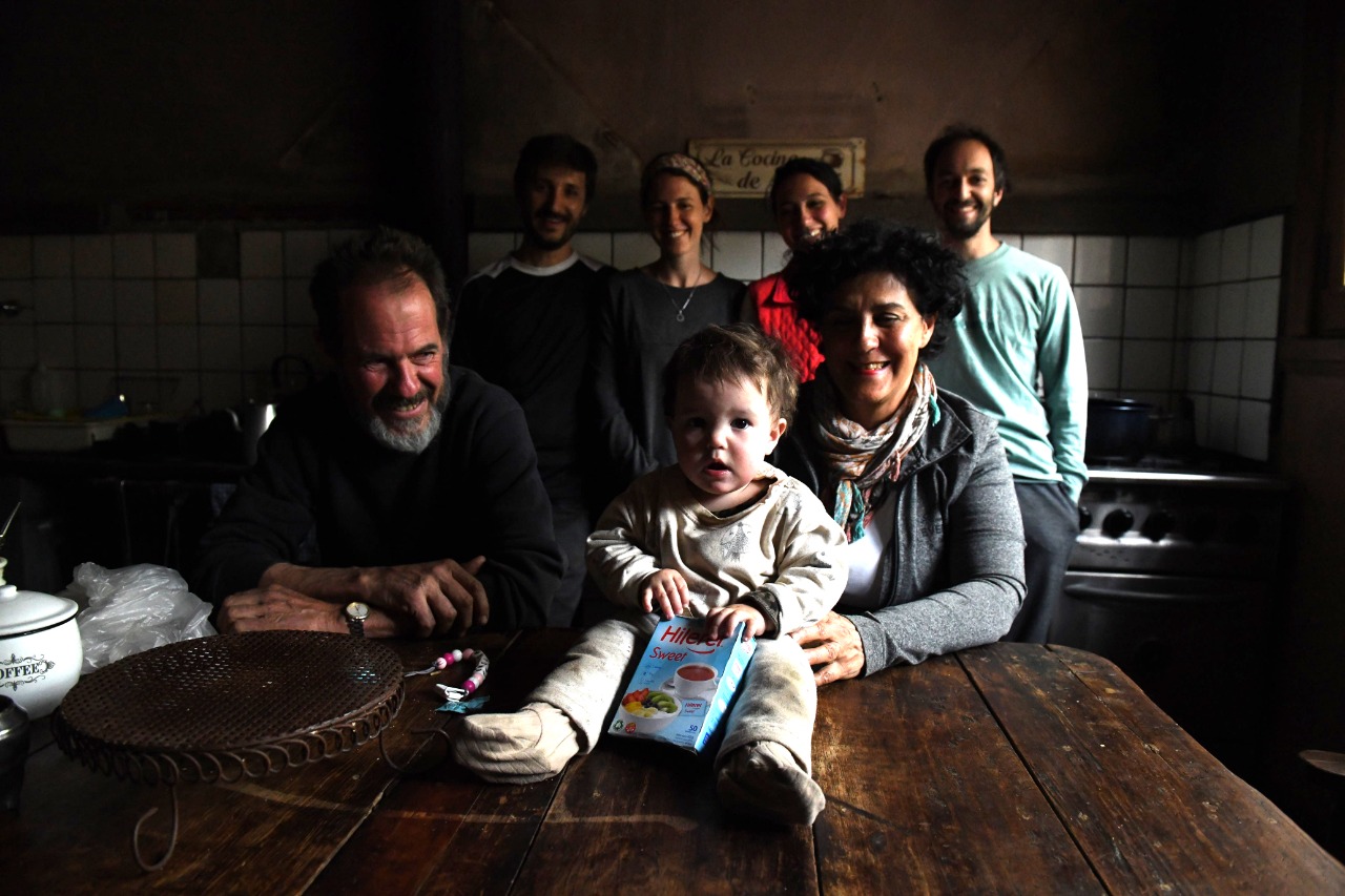 Los Drachemberg en la cocina de la estancia ubicada a unos 25 km de El Cuy, en la Línea Sur. En primer plano, Emlia, nieta de Carlos y Silvia. Foto: Alejandro Carnevale.