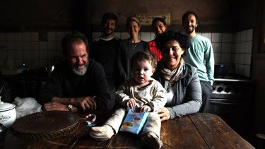 Los Drachemberg en la cocina de la estancia ubicada a unos 25 km de El Cuy, en la Línea Sur. En primer plano, Emlia, nieta de Carlos y Silvia. Foto: Alejandro Carnevale.