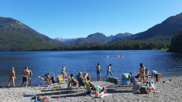 San Martín de los Andes es la segunda ciudad con más casos de coronavirus de la provincia. Al menos hasta el 6 de enero, siguen las restricciones mínimas. (Archivo).-
