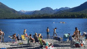 Camping en el lago Nonthué: playa, termas y cascadas a 36 km de San Martín de los Andes