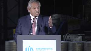 Fernández en la UIA: «El riesgo que se avecina es no crecer, no desarrollarnos»