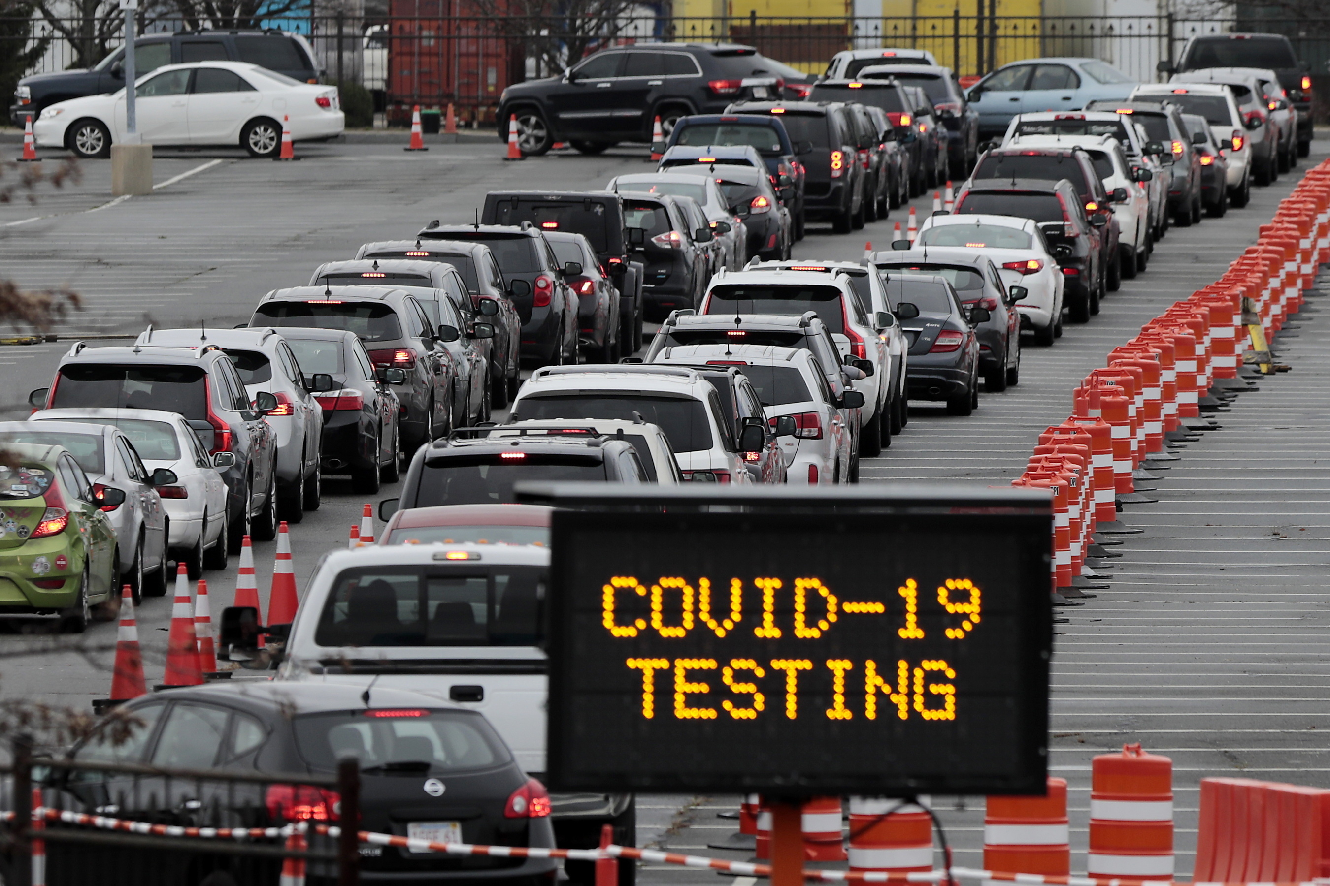 En Estados Unidos hacen largas filas para realizarse los testeos. (Foto: AP)