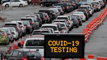 En Estados Unidos hacen largas filas para realizarse los testeos. (Foto: AP)