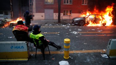 Un grupo de personas bloqueó el avance de la marcha e incendió al menos seis autos en Paris. (Foto: AP)