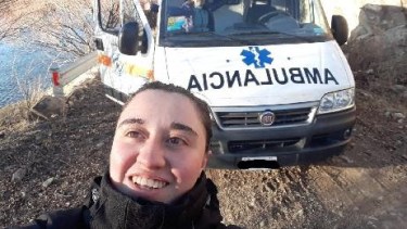 Guadalupe García Castañares es técnica Superior en Emergencias Médicas (TEM), y se incorporó al staff del hospital de Comallo. Es la primera mujer en manejar una ambulancia en Salud Pública de Río Negro. Foto: gentileza. 