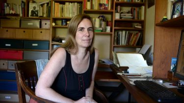 Ana Ramos, ganadora del Premio Houssay 2020 en el área de ciencias humanas. Con un grupo de investigadores, también realiza informes histórico-antropológicos o peritajes en el marco de causas judiciales o instancias de diálogo con el Estado. También es convocada por comunidades u organizaciones mapuche-tehuelche que desean emprender un trabajo de reflexión sobre sus memorias, sus conocimientos o sus luchas particulares. 
Crédito: Alfredo Leiva