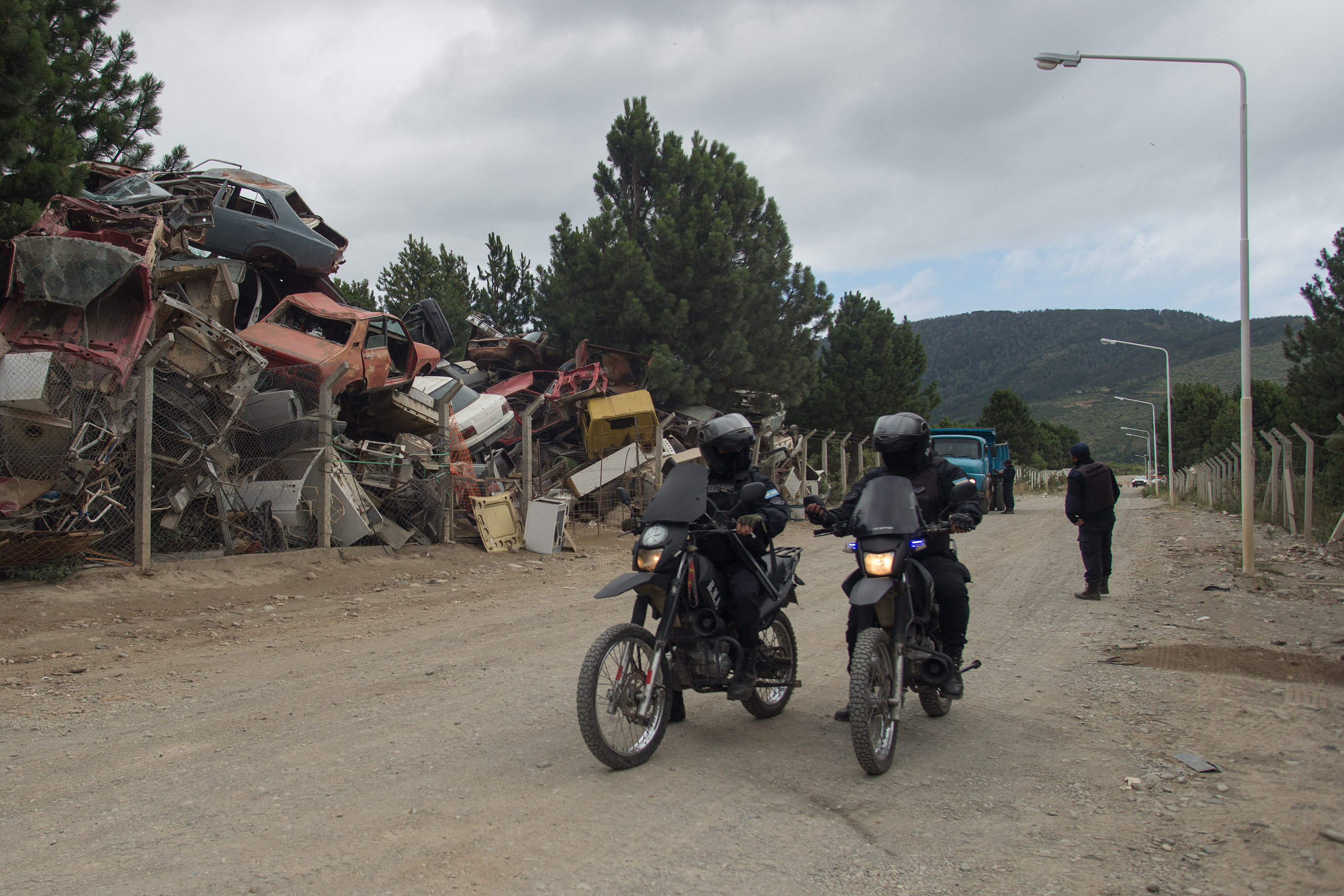 El basural de Bariloche está sobre la ruta nacional 40, en la zona sur de la ciudad. El hallazgo del cuerpo movilizó a la Policía, funcionarios judiciales y autoridades. Foto: Marcelo Martínez