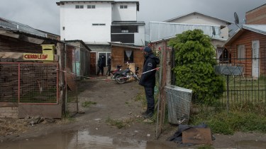 La tragedia ocurrió en la calle Cerro León al 26 de Bariloche. (Foto: Marcelo Martínez)