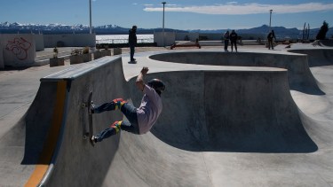 El skate park de la costanera de Bariloche fue habilitado durante la pandemia y es punto de encuentro de la juventud. Archivo 