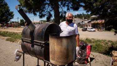Omar Córdoba vende choripanes desde hace cinco meses. Foto: Marcelo Martínez