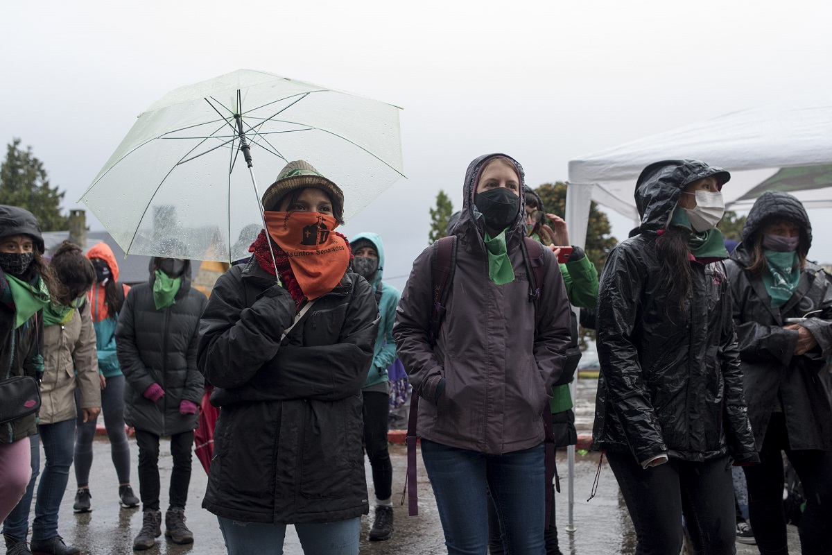 Bajo la intensa lluvia las organizaciones de mujeres mantuvieron la vigilia hasta la aprobación de la ley por el aborto legal esta mañana. Foto: Marcelo Martínez