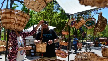 La feria de artesanos de El Bolsón está los martes, jueves, sábados, domingos y feriados. Archivo