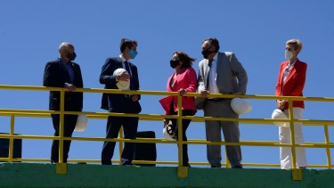 Desde Bariloche la gobernadora habla con el presidente para inaugurar la planta depuradora, junto a García Larraburu y Gennuso. Foto: Alfredo Leiva