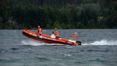 Prefectura continúa en el lago Moreno con una embarcación en busca de rastros de Andrés Quinteros. Archivo / Alfredo Leiva