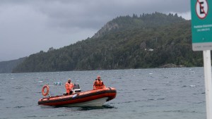 Hallaron una media y dicen que es del joven desaparecido en el lago Moreno en Bariloche