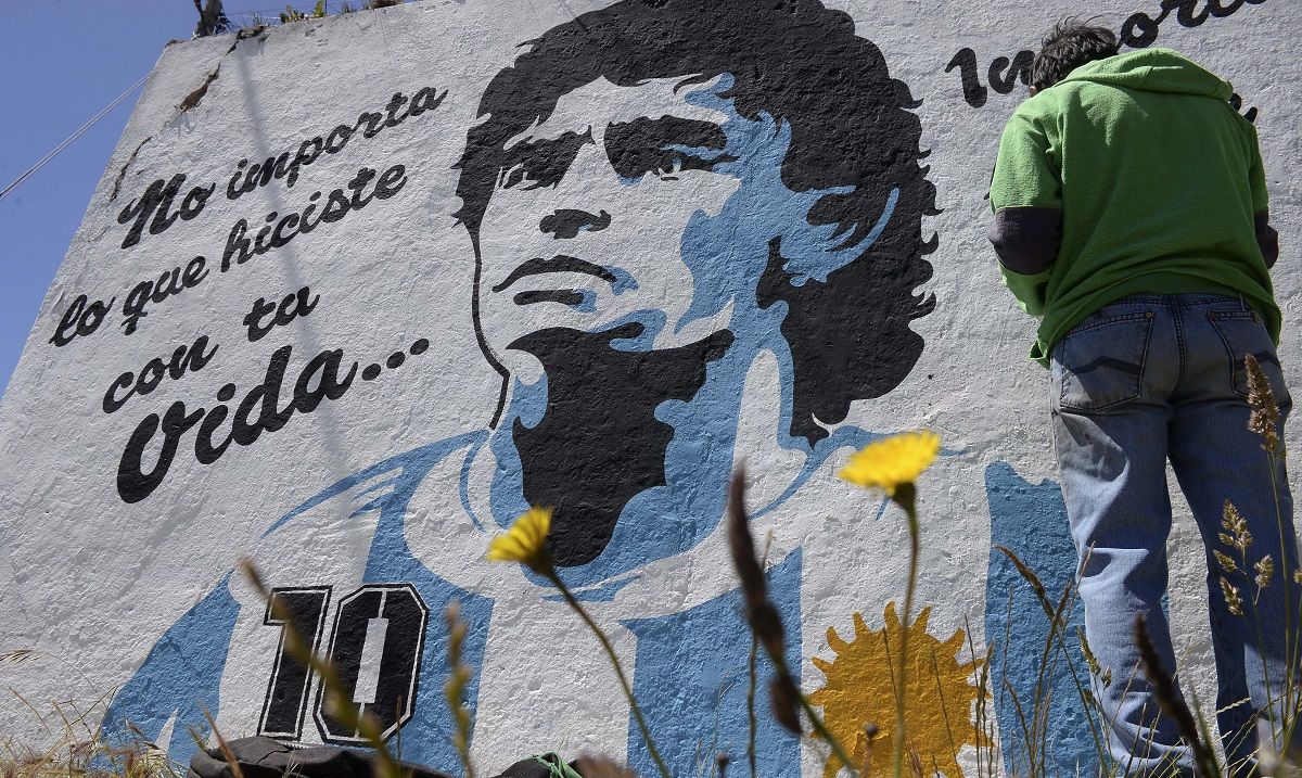 El mural de Diego Armando Maradona en la esquina de Bestchedt y Mascardi, en Bariloche. Foto: Alfredo Leiva