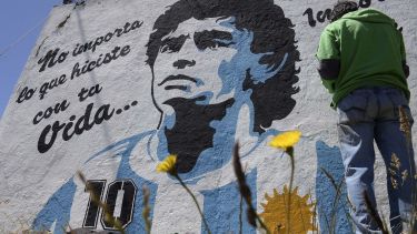 El mural de Diego Armando Maradona en la esquina de Bestchedt y Mascardi, en Bariloche. Foto: Alfredo Leiva