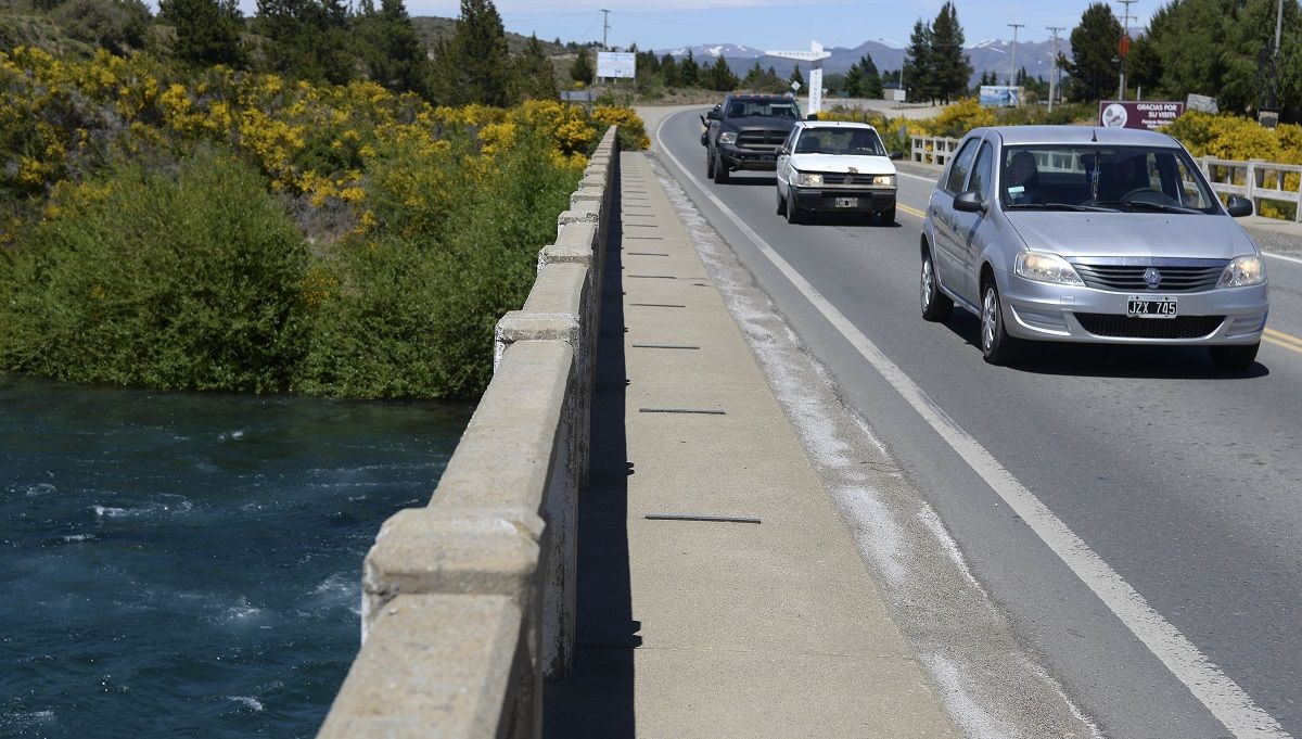 Vehículos con turistas volvieron a cruzar el puente del río Limay en la cordillera, para llegar a destinos neuquinos. Foto: Alfredo Leiva