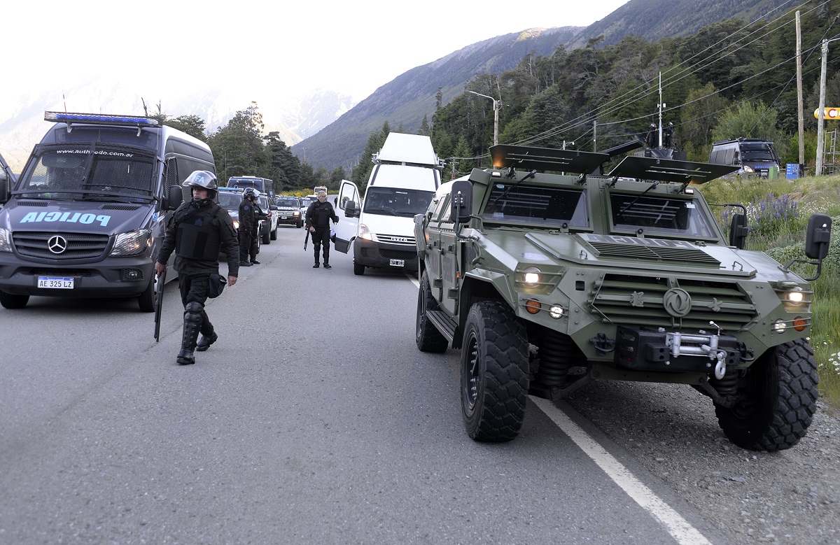 La Policía Federal desplegó unos 100 efectivos y grandes vehículos en el operativo de Villa Mascardi. Foto: Chino Leiva