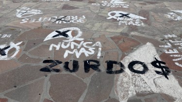 Una de las pintadas realizadas el domingo pasado en la plaza principal de Bariloche.