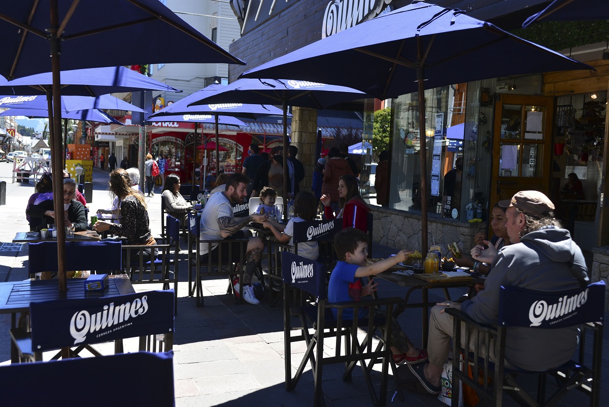 En verano, los locales gastronómicos sacan sus mesas y sillas a la calle en Bariloche. Archivo