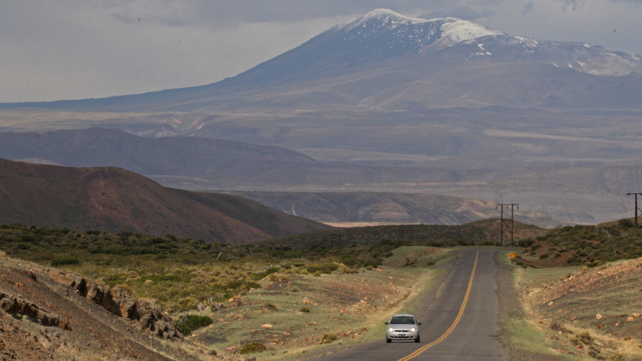 La persona realizaba el camino de Los Millicos, en el ANP El Tromen. El volcán es uno de los principales atractivos del norte neuquino.  Foto: Juan Thomes
