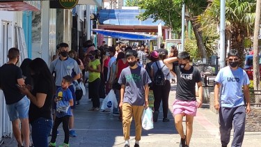 En cutral Co, quienes circulen después de la medianoche pueden ser multados por $80 mil. 