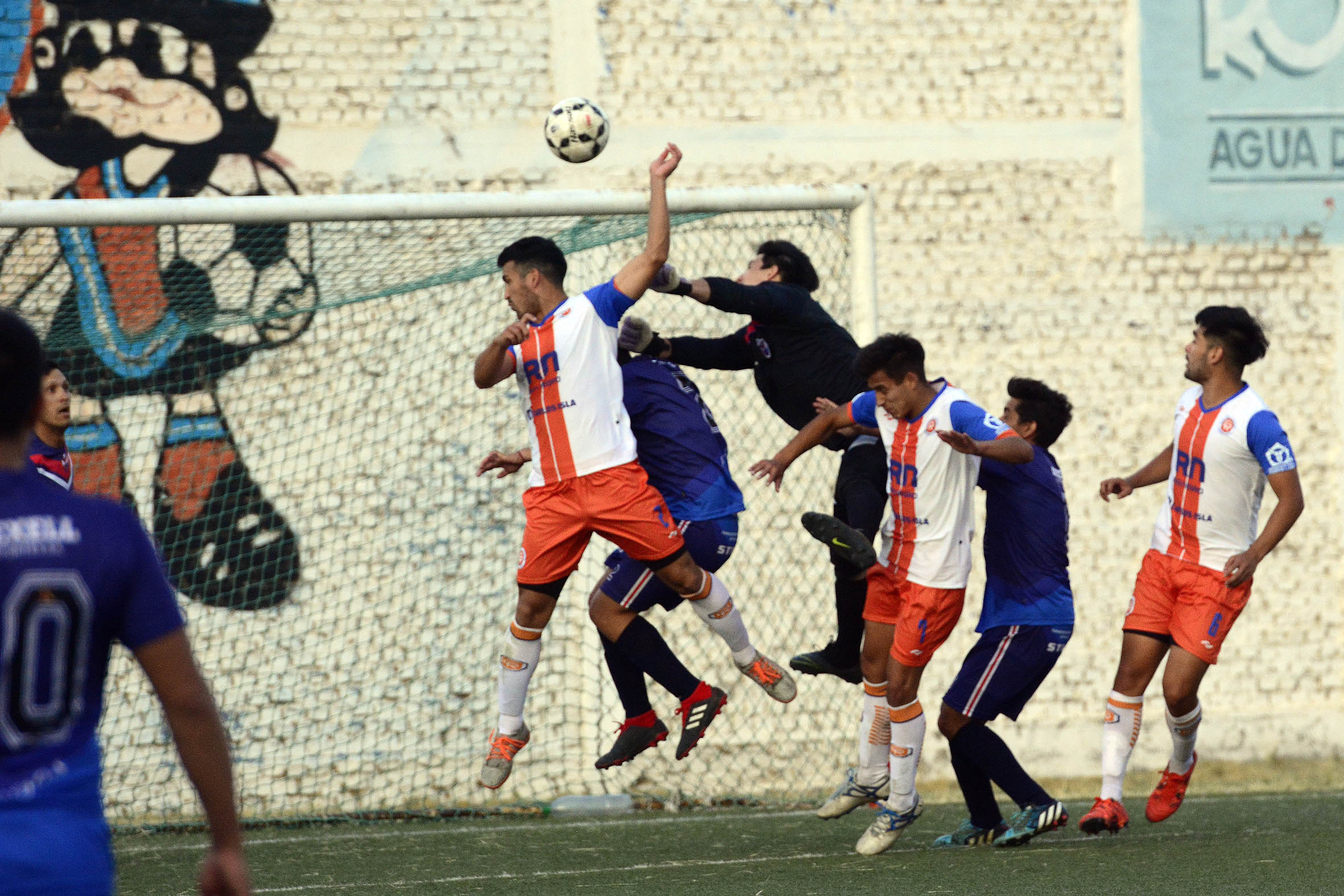 La lucha en la pelota parada siempre es una batalla en los partidos del fútbol regional. Foto: Andrés Maripe. 