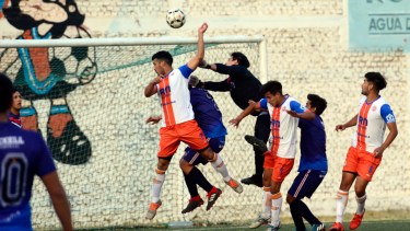 La lucha en la pelota parada siempre es una batalla en los partidos del fútbol regional. Foto: Andrés Maripe. 