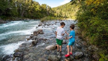 En el Río Azul, el agua es cristalina y serpentea entre montañas. Foto: Turismo El Bolsón.