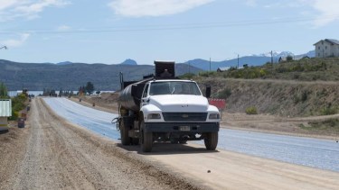 En la zona de Dina Huapi se construyen carpeta asfáltica. Foto: Gentileza.